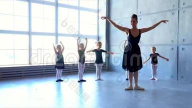 穿着黑色舞服训练的芭蕾舞女。 孩子们`芭蕾舞学校。